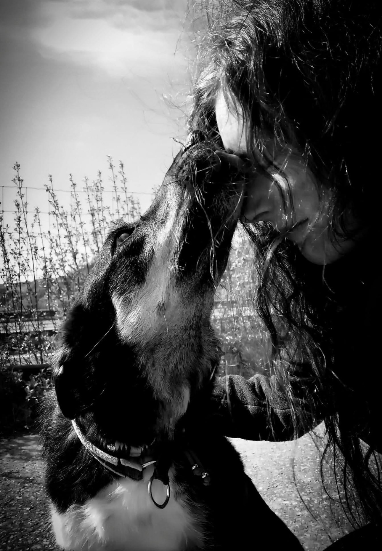 Manuela in stillem Moment mit einem Hund